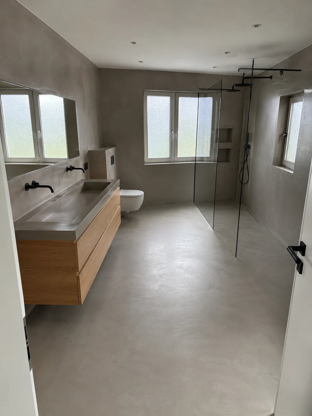 Modernes Familienbad mit Dusche