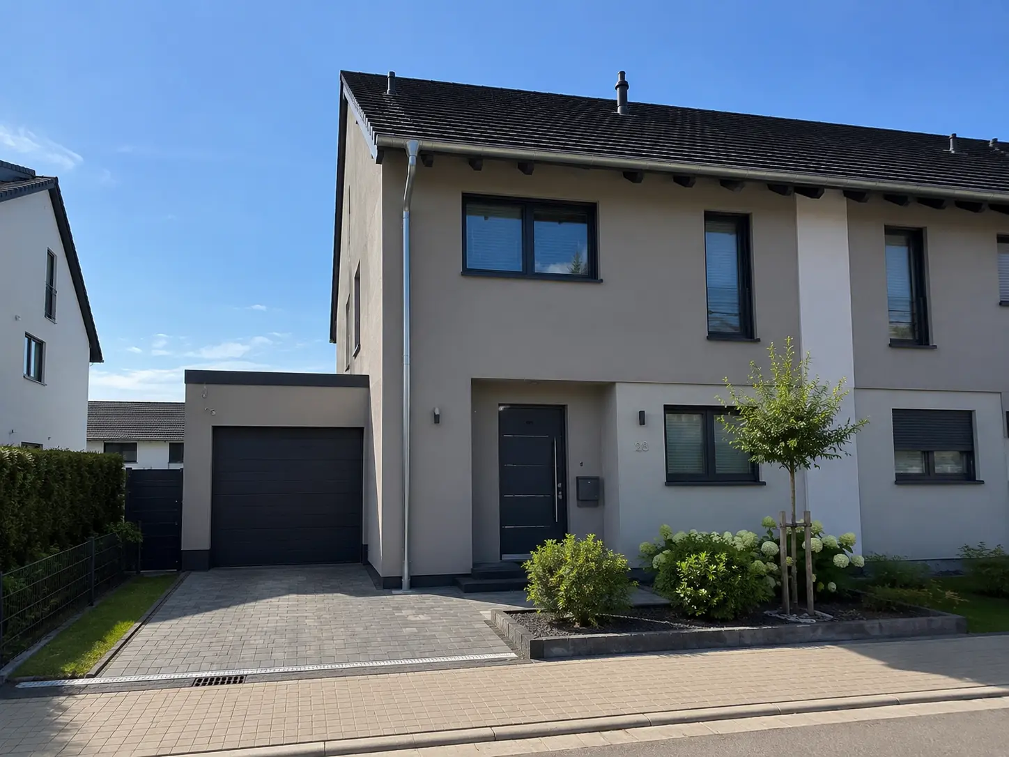 Doppelhaushälfte mit Garage als Grundlage für die Wertermittlung in Saarbrücken
