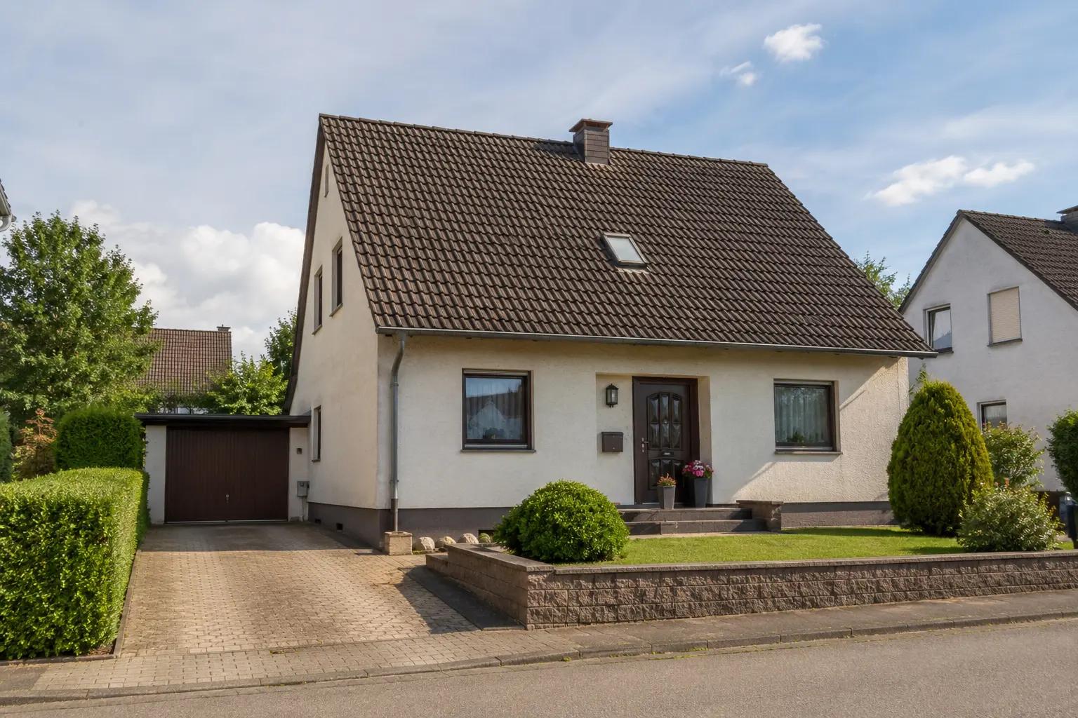 Einfamilienhaus mit Vorgarten in Saarbrücken, geprüft auf Lage und Substanz