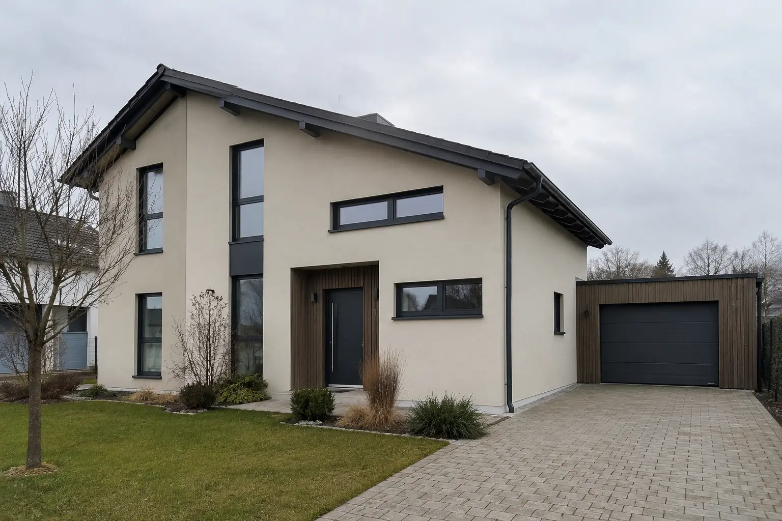Modernes Einfamilienhaus mit Holzfassade und Garage in Saarbrücken