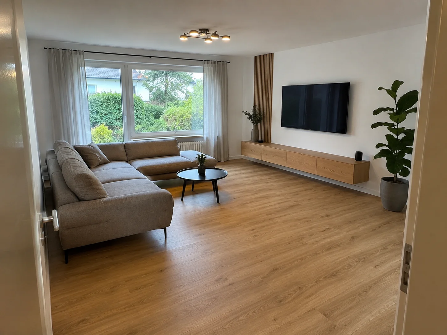 Helles Familienwohnzimmer mit offener Küche