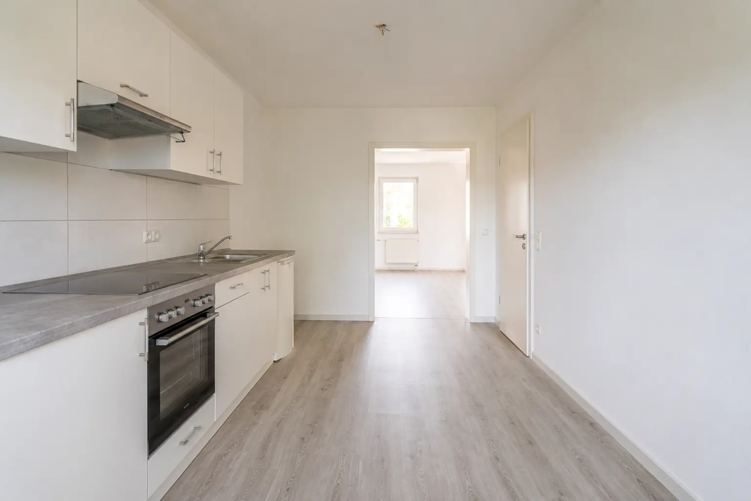 Leere Einbauküche einer vermietungsbereiten Wohnung in Saarbrücken