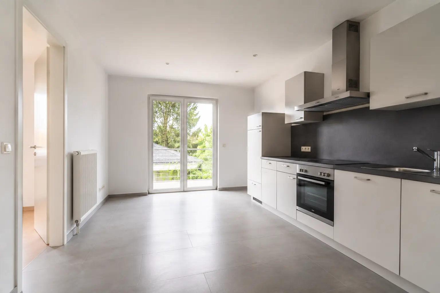 Offene Wohnküche mit Balkon einer vermietungsbereiten Wohnung in Saarbrücken