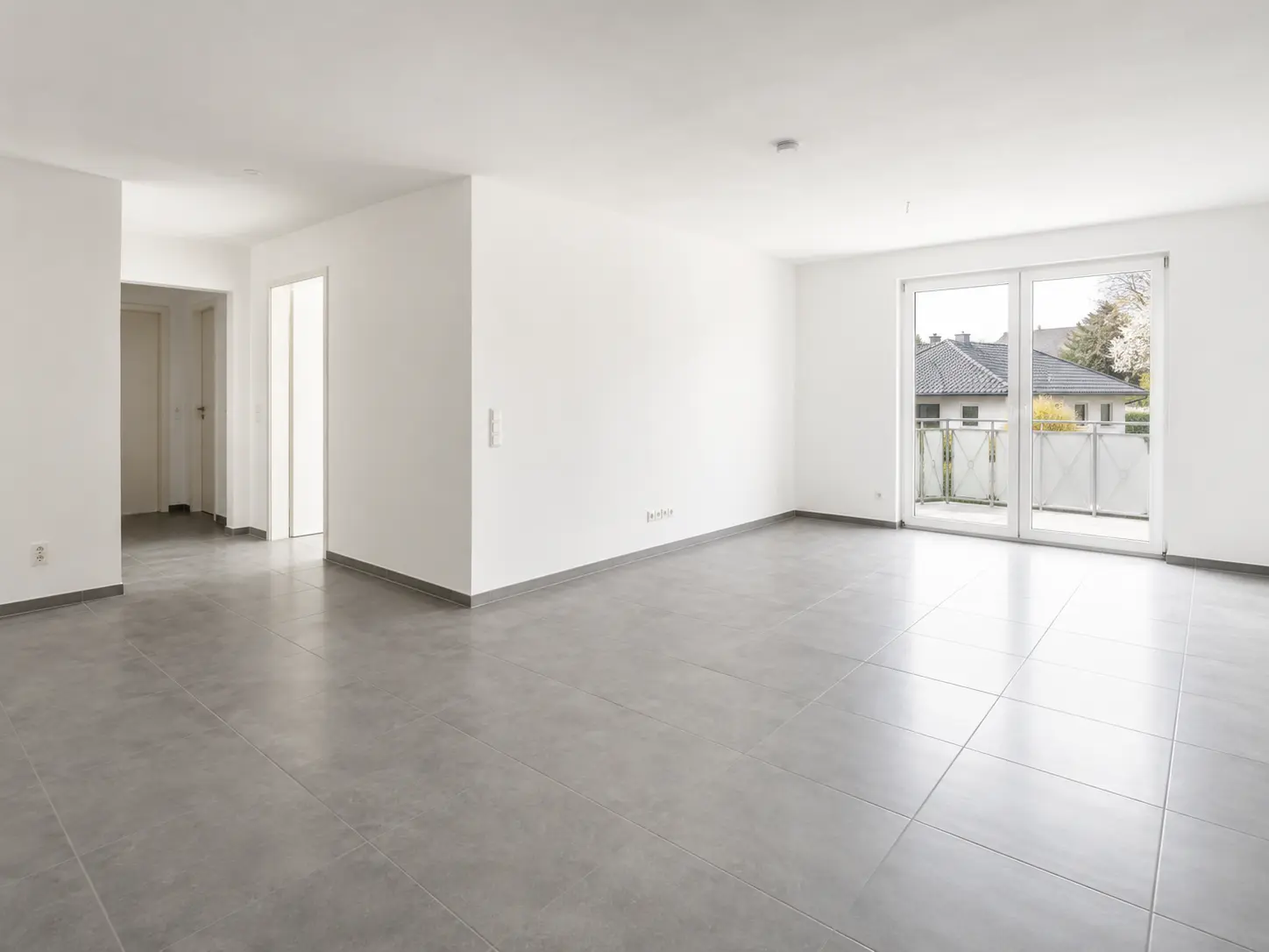 Leeres Wohnzimmer einer vermietungsbereiten Wohnung in Saarbrücken