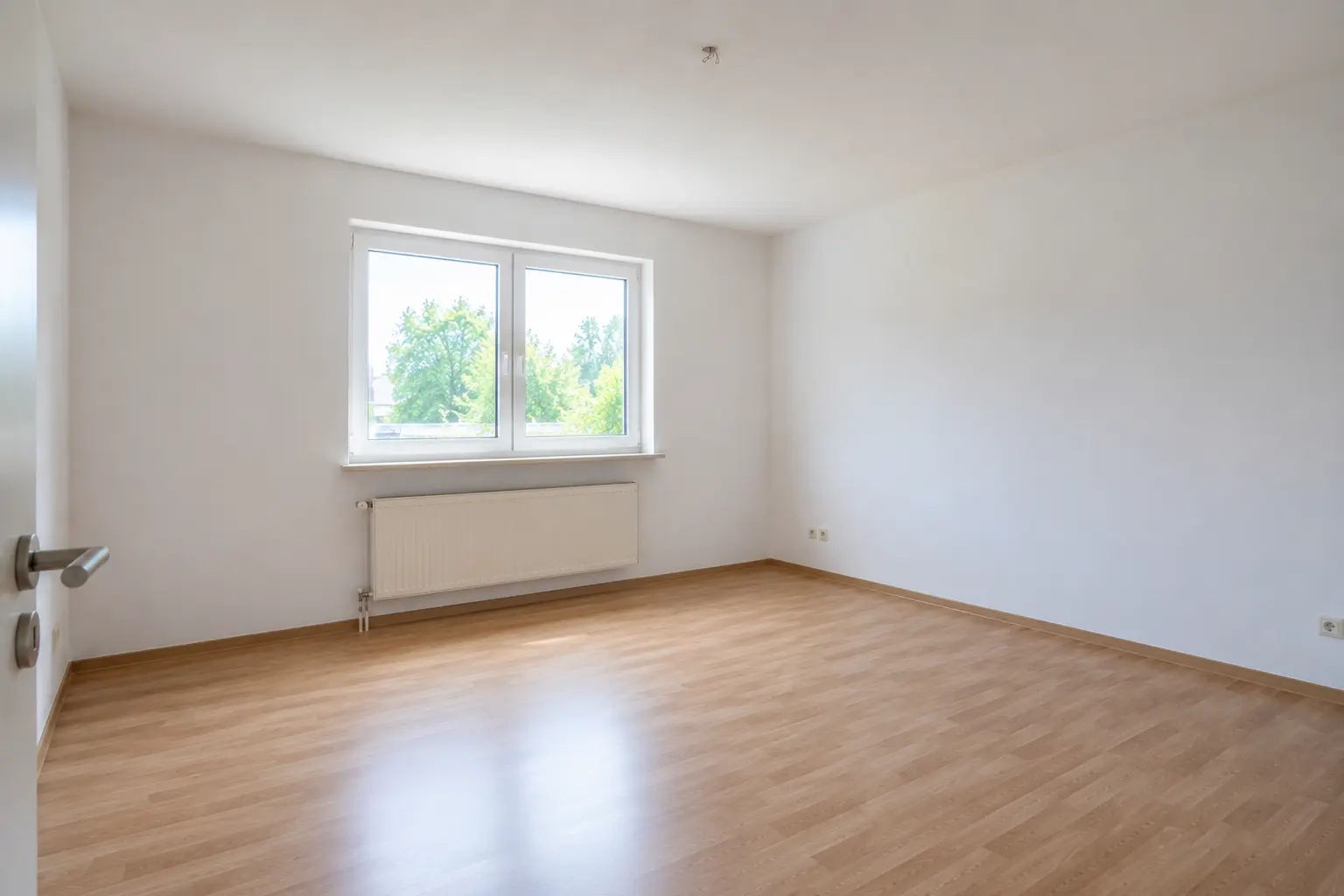 Helles Zimmer einer Mietwohnung in Saarbrücken bei der Besichtigung